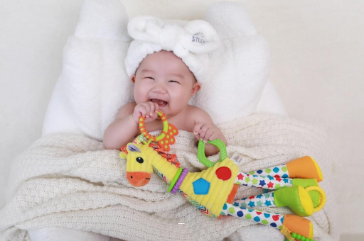 陇南四个月宝宝揉眼睛